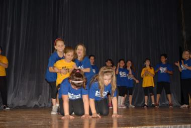 Οι μαθητές του 4ου Δημοτικού Σχολείου παρουσιάζουν χορευτικό πρόγραμμα Hip Hop