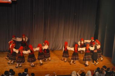 Οι μαθητές του 6ου & 7ου Δημοτικών Σχολείων του τμήματος Ελληνικών Παραδοσιακών Χορών παρουσιάζουν παραδοσιακούς χορούς από διάφορες περιοχές της Ελλάδας