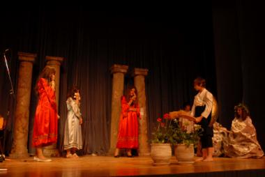 Οι μαθητές της ΣΤ' τάξης του 8ου Δημοτικού Σχολείου παρουσιάζουν τη θεατρική παράσταση 
