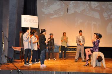 Οι μαθητές του 2ου Γυμνασίου παρουσιάζουν
«Ο Σουρής τα είπε από νωρίς» με τα έργα του
α)«Δεν έχει τα προσόντα» και β)«Η Περιφέρεια»