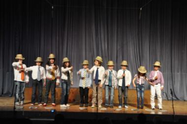 Οι μαθητές του 8ου Δημοτικού Σχολείου παρουσιάζουν την παράσταση «Ο Κύριος που ξύπνησε στραβά», εμπνευσμένη από θεατρικό παιχνίδι της Αννέτας Παπαθανασίου και της Ολυμπίας Μπασκλαβάνη