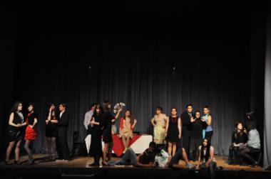 Οι μαθητές του 2ου Λυκείου παρουσιάζουν τη θεατρική παράσταση «Κοίτα τους ...!» σε κείμενα των: Μάριου Ποντίκα, θεατρικής ομάδας
ΕΧ ΑΝΙΜΟ,Έλενας Ακρίτα