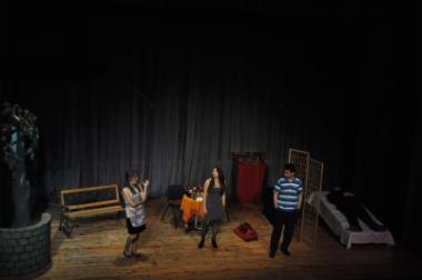 Οι μαθητές του 1ου Λυκείου παρουσιάζουν το έργο
του Αλέξανδρου Ρήγα «Μπαμπά μη ξαναπεθάνεις Παρασκευή»