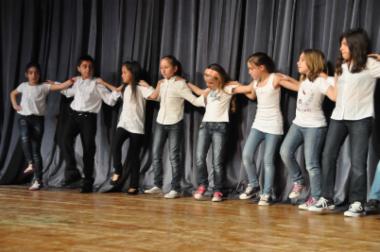 Οι μαθητές των 5ου και 11ου Δημοτικών Σχολείων του τμήματος Ελληνικών Παραδοσιακών Χορών παρουσιάζουν «Χοροί και δρώμενα από Κρήτη, Πόντο και Ανατολική Ρωμυλία»