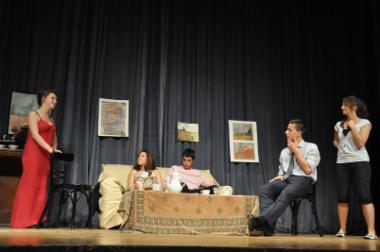 Οι μαθητές του 1ου Γυμνασίου παρουσιάζουν την θεατρική παράσταση
«Μία τρελή τρελή οικογένεια» σε σενάριο Νίκου Τσιφόρου
και Βασιλειάδη Πολύβιου