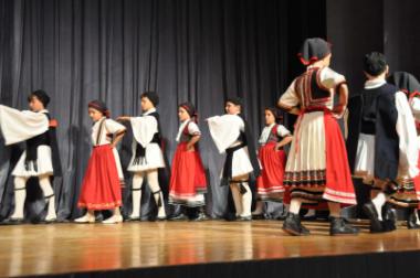 Οι μαθητές του 8ου Δημοτικού Σχολείου παρουσιάζουν δημοτικούς παραδοσιακούς χορούς από Θεσσαλία, Πόντο, Κρήτη και Μικρά Ασία
