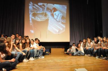 Οι μαθητές του 1ου Γυμνασίου παρουσιάζουν
την παράσταση «Ελλάς ... Γελάς...»