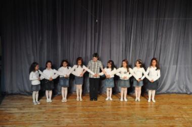 Οι μαθητές του 10ου Δημοτικού Σχολείου παρουσιάζουν δημοτικούς παραδοσιακούς χορούς από την Ήπειρο