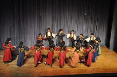 Οι μαθητές των 6ου και 7ου Δημοτικών Σχολείων παρουσιάζουν δημοτικούς παραδοσιακούς χορούς από όλη την Ελλάδα