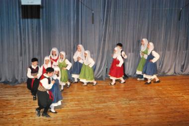 Οι μαθητές του 10ου Δημοτικού Σχολείου παρουσιάζουν παραδοσιακούς χορούς