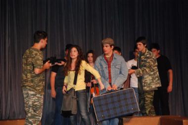 Οι μαθητές του 2ου Λυκείου παρουσιάζουν το έργο “Το αγόρι με τη βαλίτσα” του Μάικ Κένι