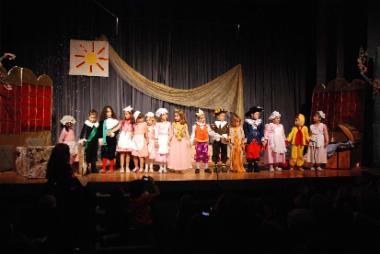 Το θεατρικό σχήμα του 12ου Νηπιαγωγείου παρουσιάζει το έργο
του Μάριου Τριβιζά «Ο πόλεμος της παντόφλας»