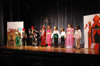 Το θεατρικό σχήμα του 9ου Δημοτικού παρουσιάζει το έργο
του Ευγένιου Σπαθάρη «Ε,! Κολλητήρια παίζουμε»