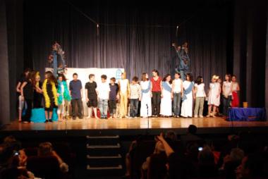 Το θεατρικό σχήμα του 8ου Δημοτικού παρουσιάζει
τις κωμωδίες του Αριστοφάνη
«Όρνιθες - Λυσιστράτη - Πλούτος – Θεσμοφοριάζουσες»