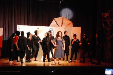 Το θεατρικό σχήμα του 16ου Δημοτικού Σχολείου παρουσιάζει το έργο
του Γιώργου Θεοτοκά «Το Όνειρο του Δωδεκάμερου»