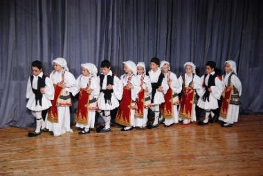 Το χορευτικό σχήμα του 8ου Δημοτικού Σχολείου παρουσιάζει
παραδοσιακούς χορούς