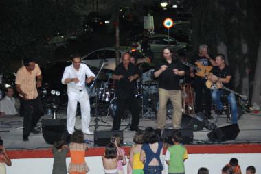 Ραντεβού με μουσική και τραγούδι, με χορό και γέλιο. Με λαϊκά, rock, έντεχνα και Latin. Με τον Γιάννη Ζουγανέλη