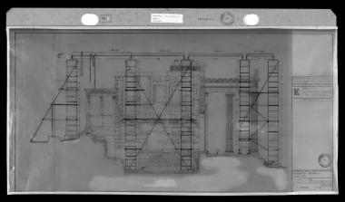Εγκάρσια τομή του μνημείου με τις θέσεις των ικριωμάτων και των γερανογεφυρών