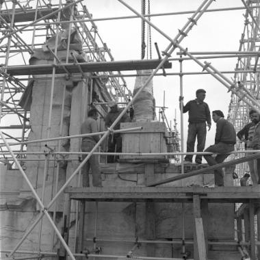 Καταβίβαση της πρώτης Καρυάτιδας