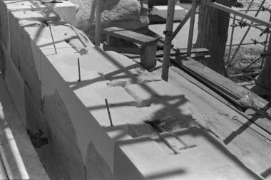 Η λιθόπλινθος 33 του βόρειου τοίχου, κατά τις εργασίες συγκόλλησης συμπληρώματος με την χρήση ράβδων τιτανίου