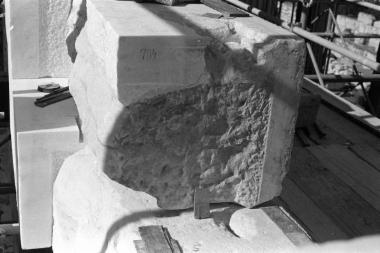 Η λιθόπλινθος 704 του βόρειου τοίχου και γόμφος τιτανίου κατά την ανασυναρμολόγηση