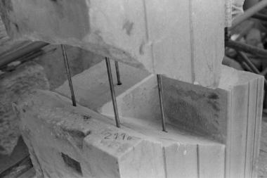Ο λίθος επιστυλίου 211 του δυτικού τοίχου κατά τις εργασίες συγκόλλησης θραύσματος με την χρήση ράβδων τιτανίου