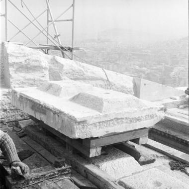 Η φατνωματική πλάκα 382 της οροφής της βόρειας πρόστασης κατά την αποσυναρμολόγηση