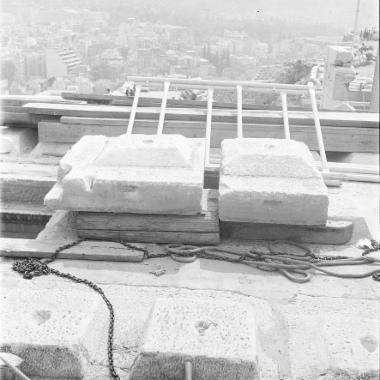 Οι φατνωματικές πλάκες 392, 393 της οροφής της βόρειας πρόστασης κατά την αποσυναρμολόγηση