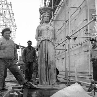 Η τρίτη Καρυάτιδα καταβιβασμένη στο χώρο του εργοταξίου του Ερεχθείου