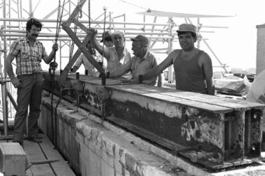 Αφαίρεση της σιδηροδοκού ανάρτησης των επεμβάσεων Μπαλάνου από τη δοκό 386 της οροφής της βόρειας πρόστασης