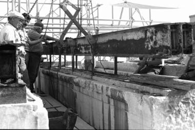 Χρήση αρπάγης για την αφαίρεση της σιδηροδοκού ανάρτησης των επεμβάσεων Μπαλάνου από τη δοκό 386 της οροφής της βόρειας πρόστασης