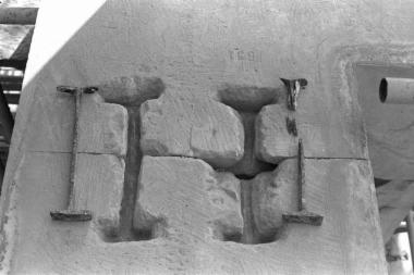 Οι λιθόπλινθοι 650, 651 του βόρειου τοίχου κατά τις εργασίες αφαίρεσης αρχαίων συνδέσμων