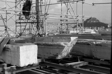 Η δοκός 381 της οροφής της βόρειας πρόστασης κατά τις εργασίες συγκόλλησης με την χρήση ράβδων τιτανίου