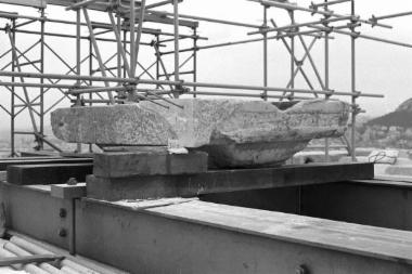 Η φατνωματική πλάκα 384 της οροφής της βόρειας πρόστασης κατά τις εργασίες συγκόλλησης θραύσματος με την χρήση ράβδων τιτανίου