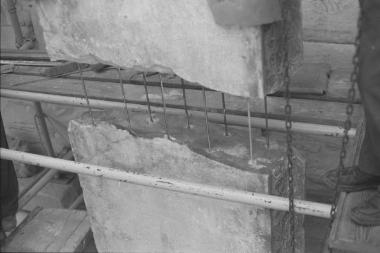 Ο λίθος ανωφλίου 663 του θυρώματος του βόρειου τοίχου κατά τις εργασίες συγκόλλησης με την χρήση ράβδων τιτανίου
