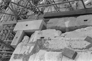 Ο λίθος ζωφόρου 412 και το αντίθημα ζωφόρου 438 της βόρειας πρόστασης κατά την ανασυναρμολόγηση