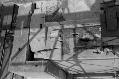 Η μεταδόκια πλάκα 372 της οροφής, ο λίθος ζωφόρου 411, το αντίθημα ζωφόρου 438 της βόρειας πρόστασης και ο λίθος 375 του βόρειου τοίχου κατά την ανασυναρμολόγηση