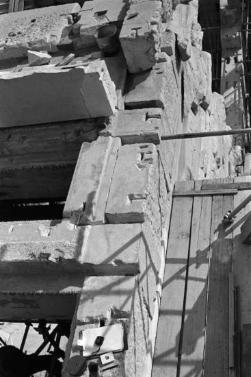 Οι μεταδόκιες πλάκες 429, 430 της οροφής της βόρειας πρόστασης κατά την ανασυναρμολόγηση