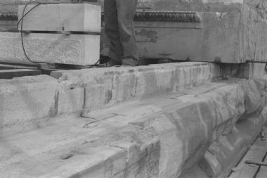 Οι λίθοι επίτοιχου επιστυλίου 790, 791 του βόρειου τοίχου