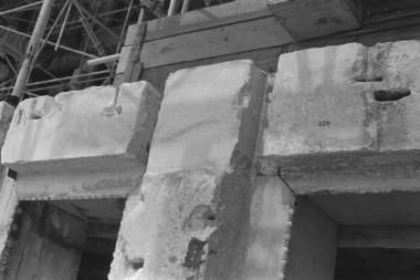 Οι μεταδόκιες πλάκες 429, 430 και η δοκός 391 της οροφής της βόρειας πρόστασης κατά την ανασυναρμολόγηση