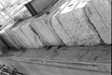 Οι μεταδόκιες πλάκες 434, 435 και η δοκός 386 της οροφής της βόρειας πρόστασης κατά την ανασυναρμολόγηση