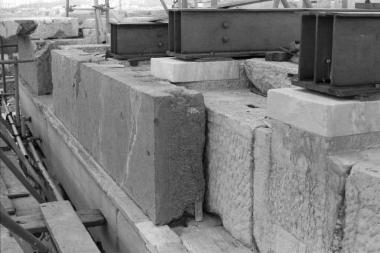 Οι δοκοί 376, 381, 386 της οροφής και ο λίθος ζωφόρου 418 της βόρειας πρόστασης κατά την ανασυναρμολόγηση