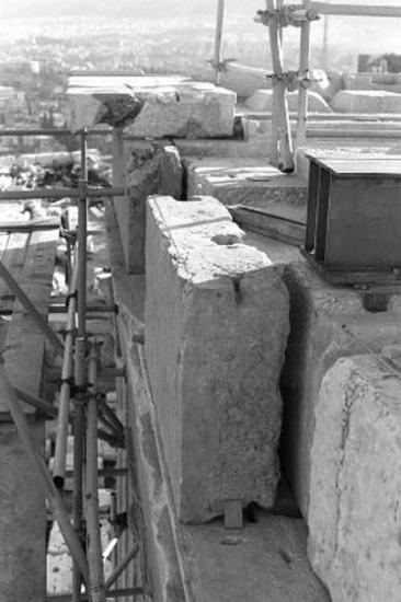 Ο λίθος ζωφόρου 419 της βόρειας πρόστασης και γόμφος τιτανίου κατά την ανασυναρμολόγηση