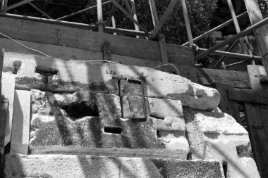 Η μεταδόκια πλάκα 372 της οροφής της βόρειας πρόστασης και ο λίθος 375 του βόρειου τοίχου κατά την ανασυναρμολόγηση