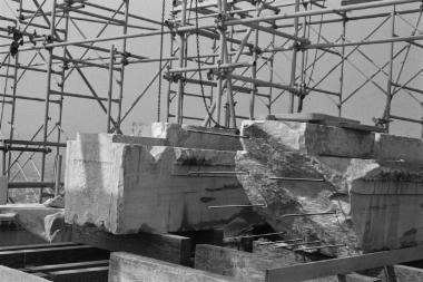 Η δοκός 381 της οροφής της βόρειας πρόστασης κατά τις εργασίες συγκόλλησης με την χρήση ράβδων τιτανίου