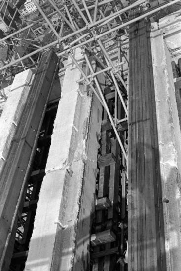 Η οροφή της βόρειας πρόστασης κατά τις εργασίες τοποθέτησης δοκών τιτανίου