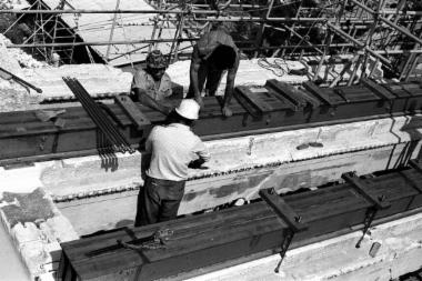 Τοποθέτηση δοκών τιτανίου για την ανάρτηση των δοκών 376, 381 της οροφής της βόρειας πρόστασης