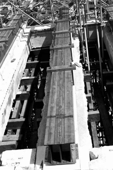 Η δοκός 381 της οροφής της βόρειας πρόστασης, με την δοκό ανάρτησης από τιτάνιο, κατά την ανασυναρμολόγηση