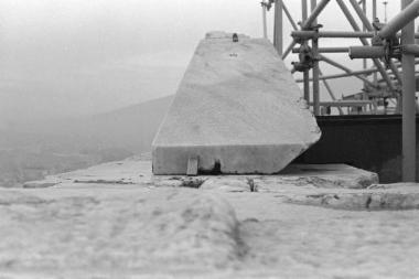 Ο λίθος τυμπάνου 407 του αετώματος της βόρειας πρόστασης και γόμφος τιτανίου κατά την ανασυναρμολόγηση