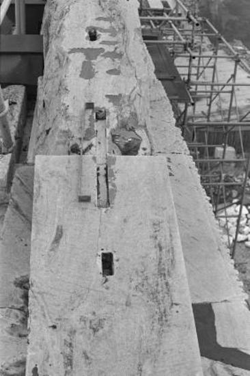 Ο λίθος τυμπάνου 409 του αετώματος της βόρειας πρόστασης και σύνδεσμος τιτανίου κατά την ανασυναρμολόγηση